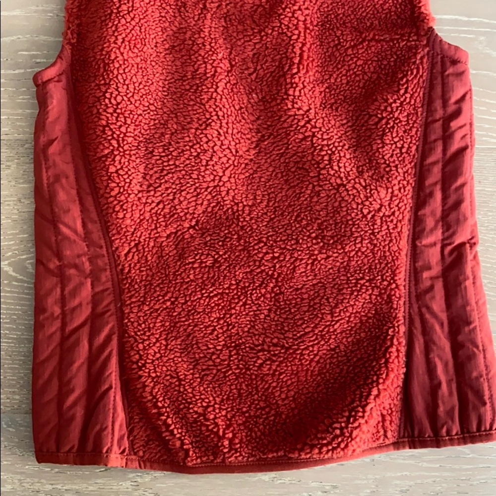Patagonia deep red Sherpa Vest - Picture 5 of 8